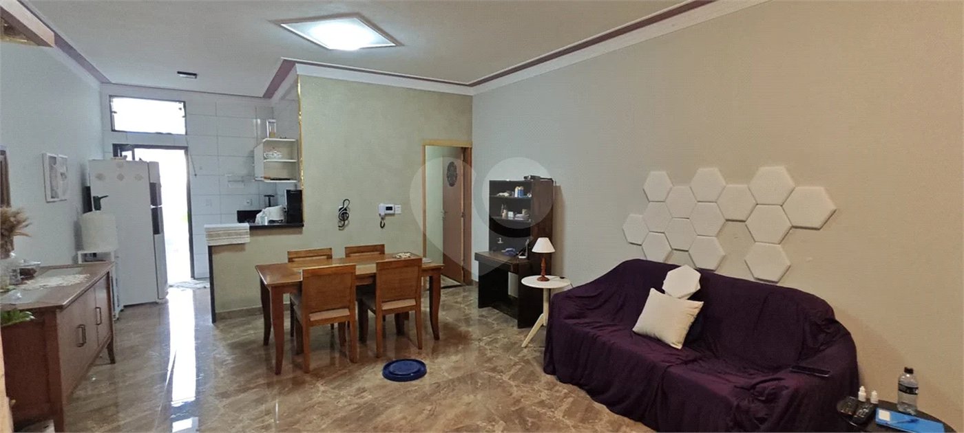 Casa Nova (Apenas 2 Anos) com Suíte: Conforto, Segurança e Localização Privilegiada!
