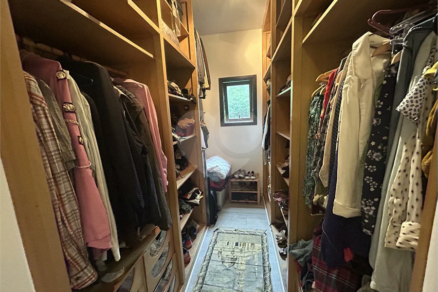 Casa em condomínio com 3 dormitórios, 01 suíte, garagem para 06 carros, área gourmet, piscina.