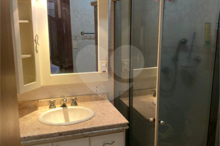 Casa Térrea com Acabamento em Tijolo Aparente e Quintal Amplo - Próximo ao Shopping Iguatemi