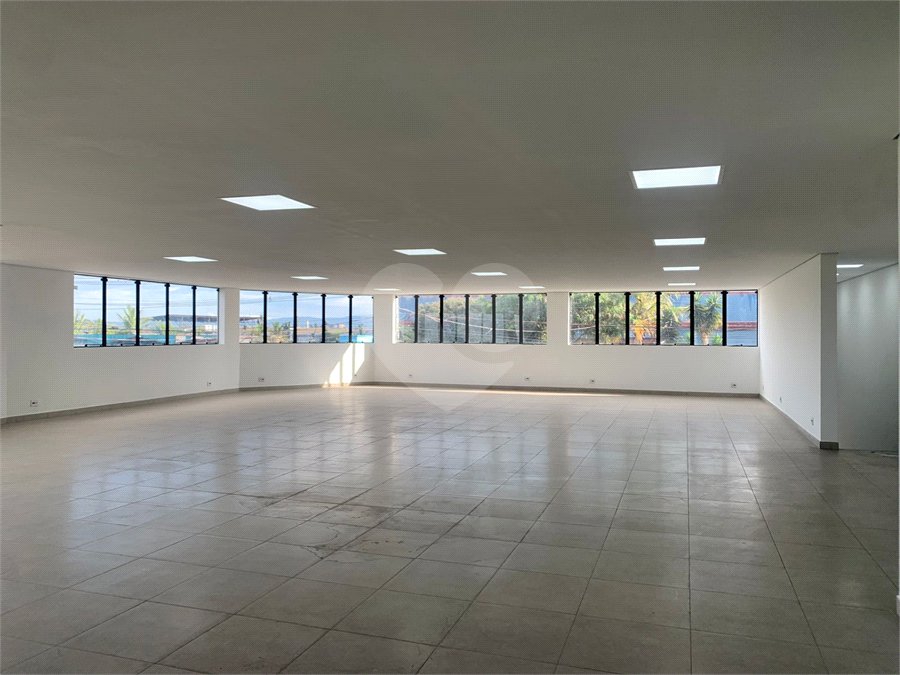 PRÉDIO / GALPÃO COMERCIAL À VENDA OU LOCAÇÃO Jardim Arapongas • Guarulhos/SP