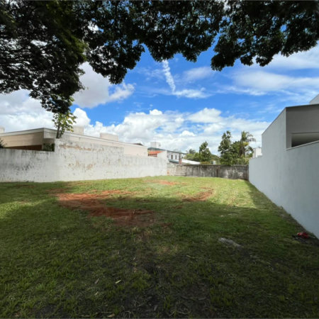 Terreno em condomínio fechado com 512 metros