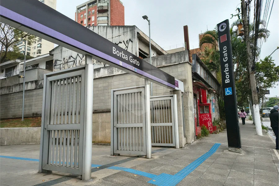 Studio completo, em frente ao Metro Borba Gato.