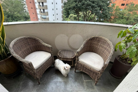 Apartamento de 130 m² com três dormitórios, sendo uma suíte, com armários embutidos, dependências de empregado e lavabo
