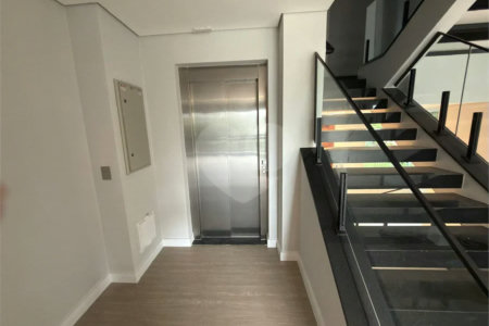 Sobrado de alto padrão no Swiss Park, totalmente reformado, com 4 suítes, piscina, elevador, espaço gourmet, 4 vagas e condomínio com lazer completo.