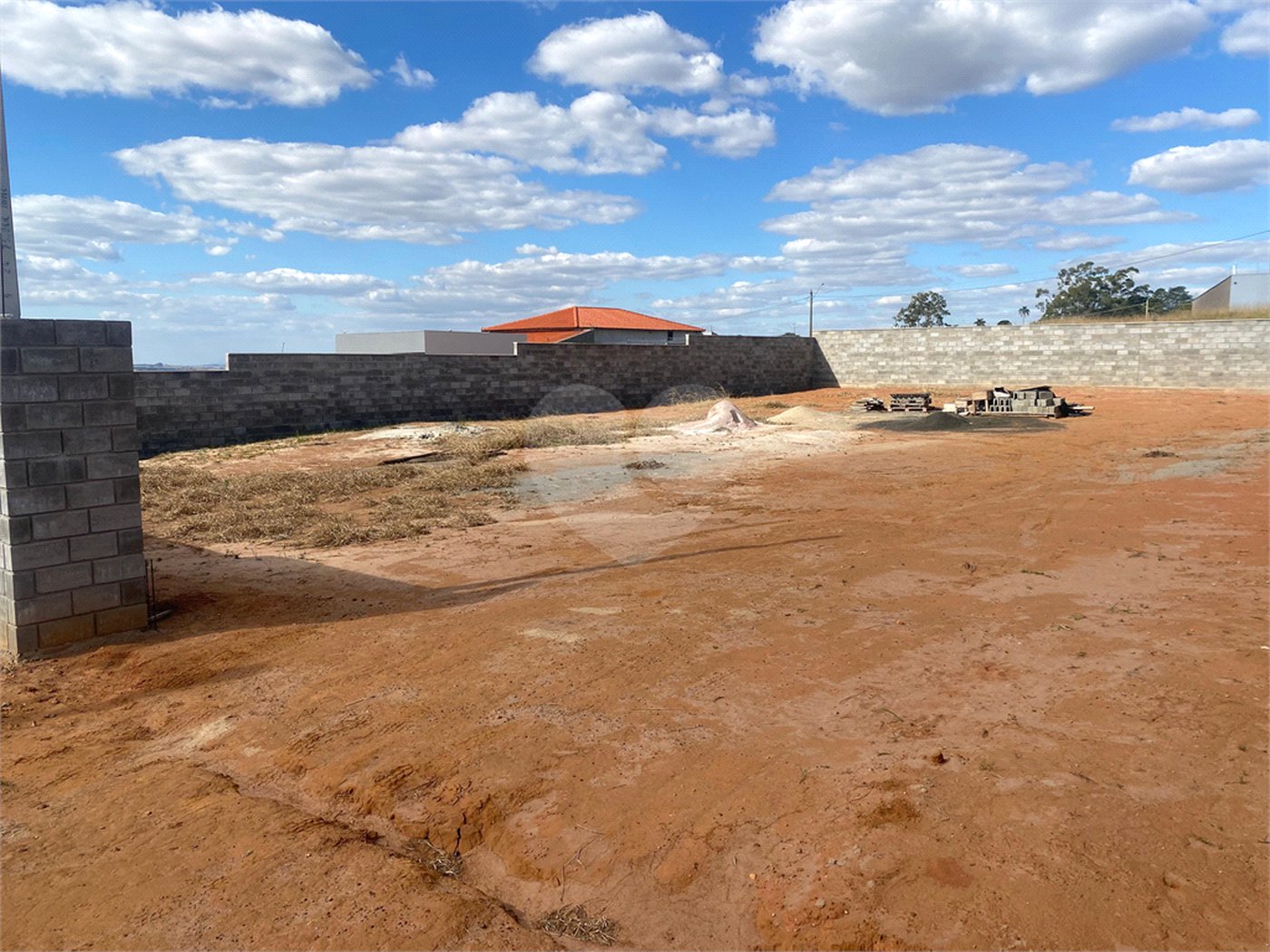Terreno com 1.000m2 á venda, em São Carlos-SP.