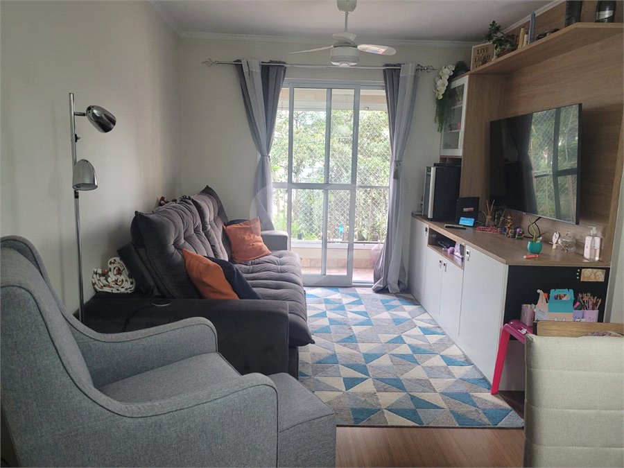 Apartamento de 03 dormitórios totalmente reformado com 02 vagas de Garagem escrituradas e livres.