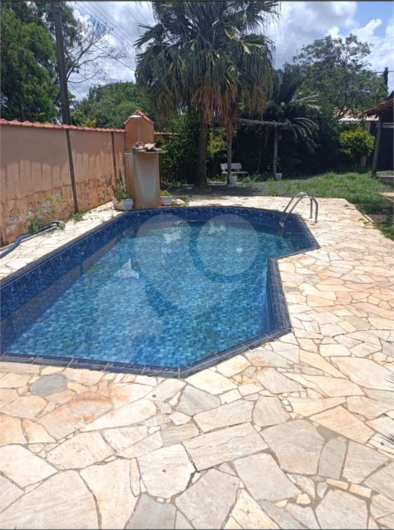 Casa térrea com piscina no Residencial Samambaia.