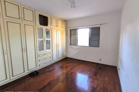 Casa á venda na Avenida Pau Brasil.