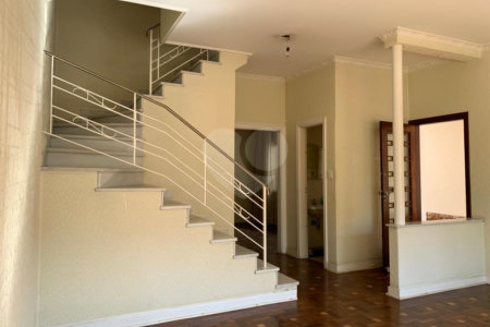 Casa à venda na Aclimação de 190m² com 3 dormitórios e 2 vagas.