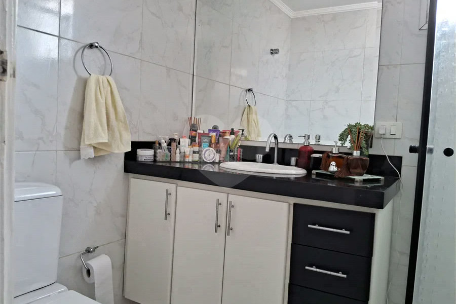 Prédio com portaria 24 horas, e lazer. Apartamento com 3 dormitórios, uma suíte, 2 vagas de garagem