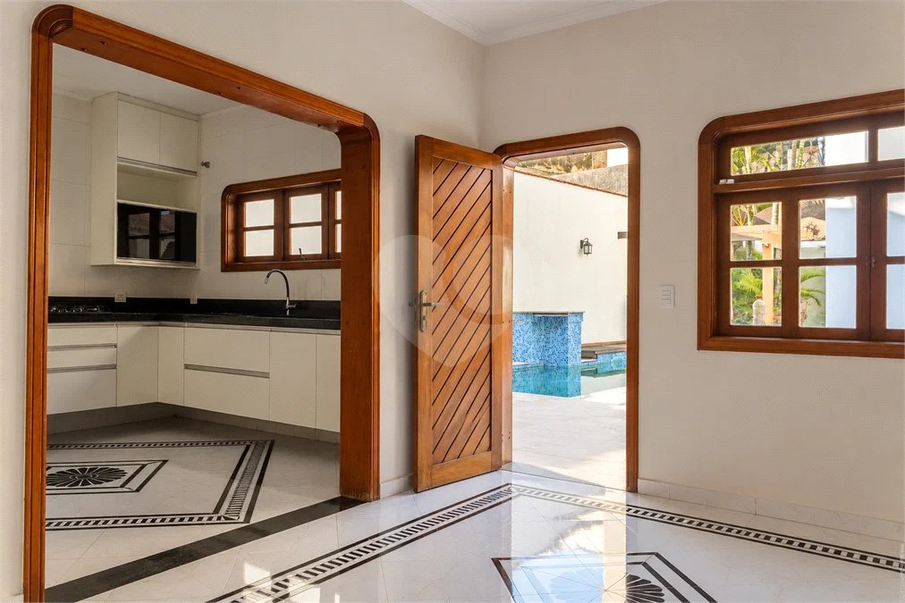 Casa à venda com 6 dormitórios, 3 suítes, piscina, área gourmet, hidromassagem, lareira, varanda e 6 vagas de garagem. Conforto e lazer para toda a família!