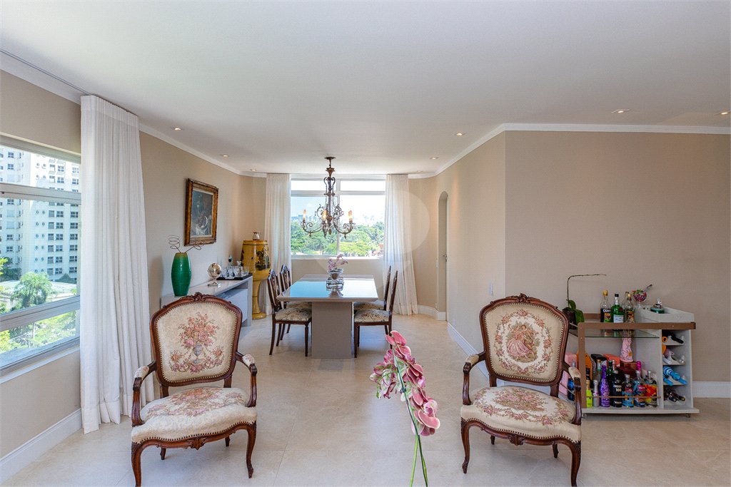 Apartamento para venda em Moema com 185m², 3 dormitórios sendo 1 suíte e 1 vaga