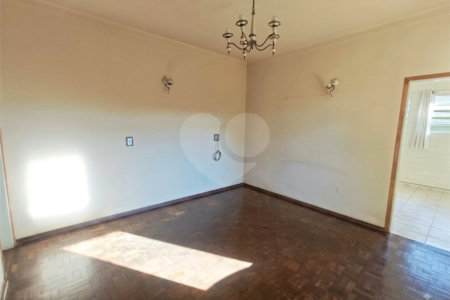 Casa Térrea Charmosa e Espaçosa na Vila Prado: Conforto, Praticidade e Próxima ao Centro!