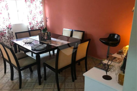 Casa com 202m² , 4 dormitórios , sendo 1 suíte , 3 vagas de garagem.