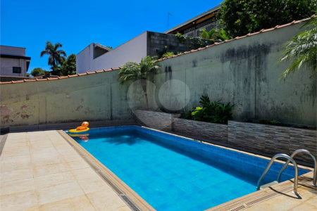 Casa térrea em Atibaia com 3 dormitórios (2 suítes), piscina, espaço gourmet, condomínio fechado