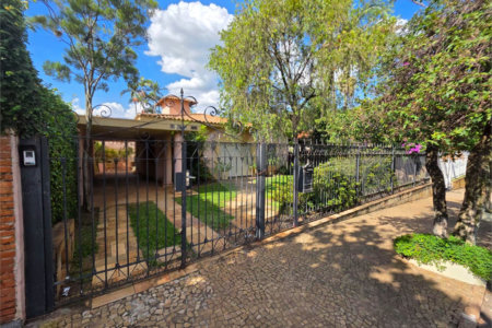 Casa Térrea 5 quartos bem localizada com piscina.