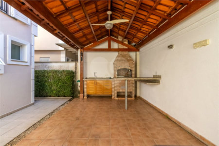 Casa à venda com 4 quartos, sendo 2 suítes, no condomínio Stephanie, São Paulo - SP