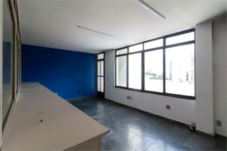 Sobrado à venda em rua fechada 480m², 4 quartos e churrasqueira no Jd das Vertentes próximo Metro Vila Sônia
