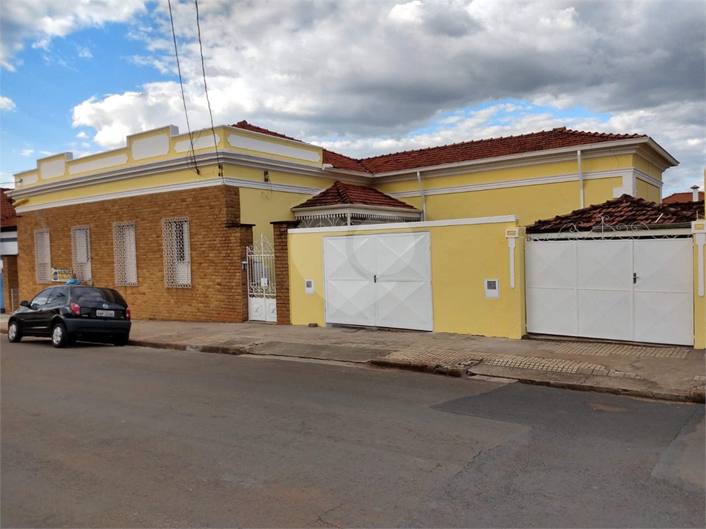Terreno contendo 02 casas geminadas á venda.