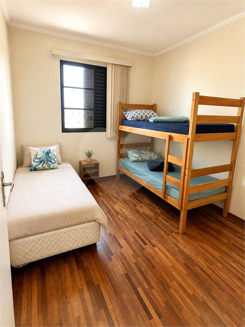 Apartamento á venda no centro com dois dormitórios e sacada.