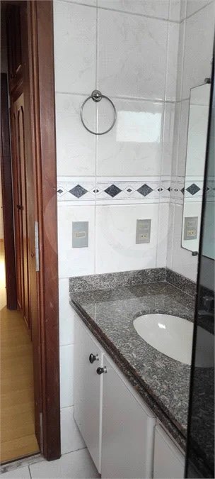 Apartamento Espaçoso com 4 Dormitórios, Suíte e Varanda no Jardim Paris