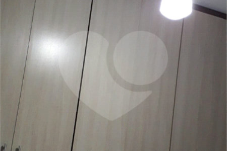 Casa térrea com 3 dormitórios, sendo 1 suíte.