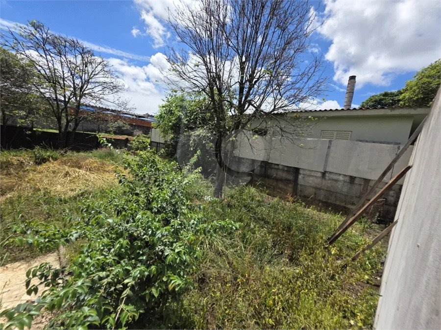 Casa térrea à venda com amplo quintal e grande potencial na Vila Nery