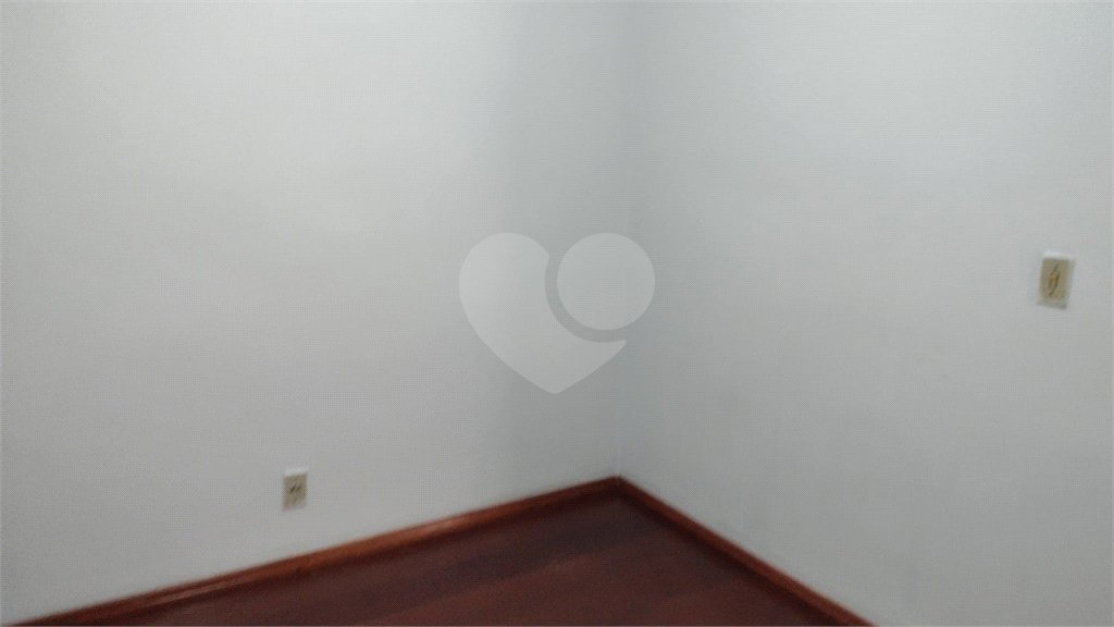 Apto com 2 dormitórios, dois banheiros , e uma garagem.