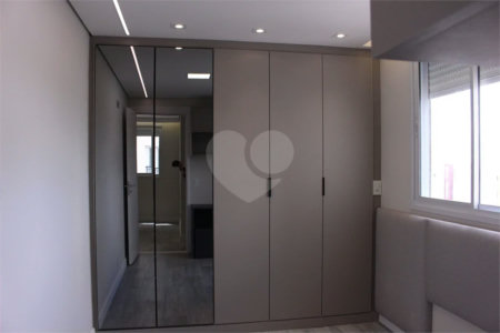 Apartamento 2 dormitórios, 1 suíte, 2 banheiros e 1 vaga de garagem.