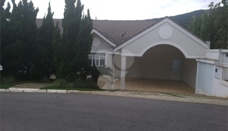 Casa à venda ou para alugar com 4 suítes no condomínio Flamboyant, Atibaia - SP