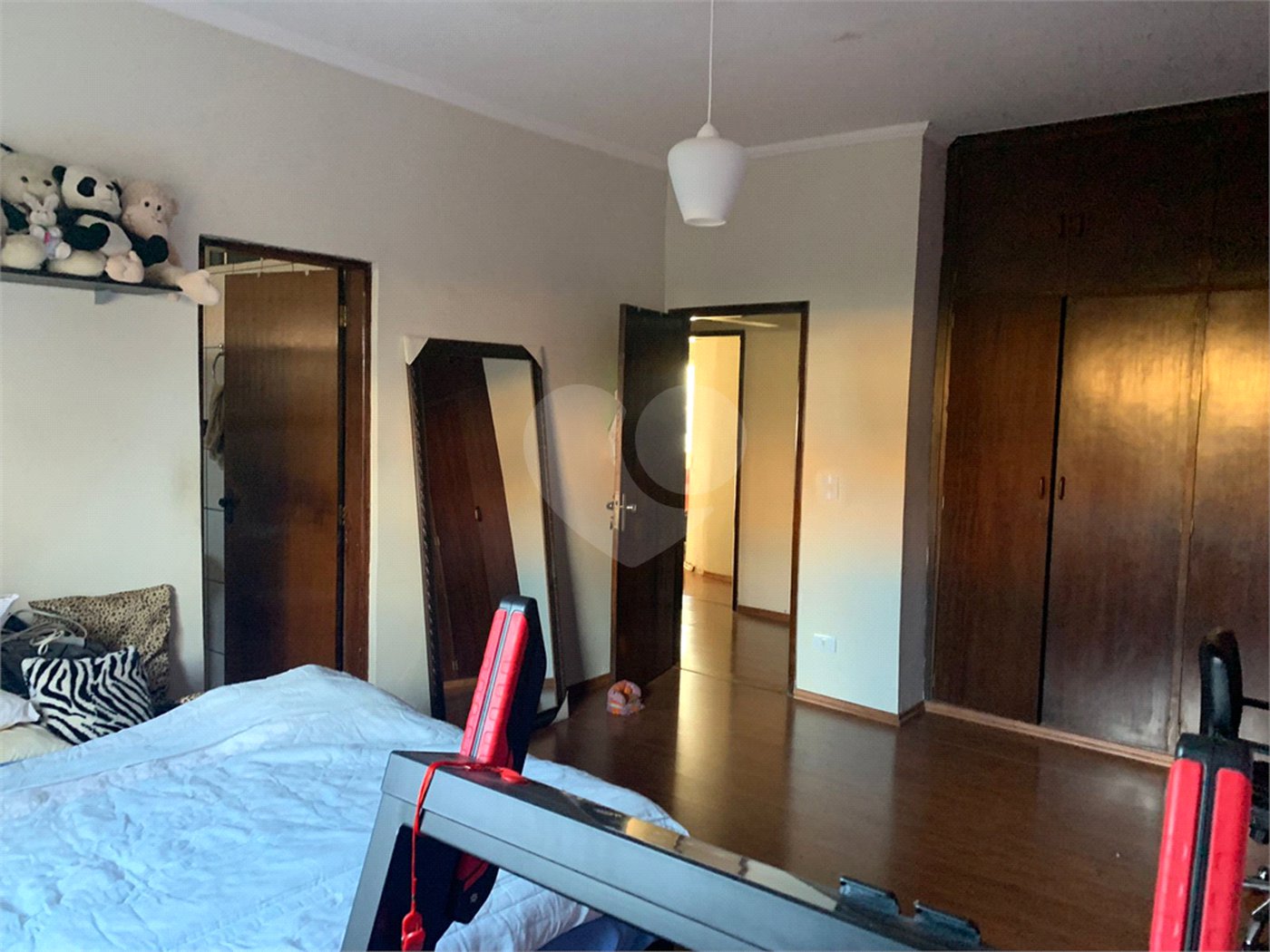 Casa térrea com 3 suítes.