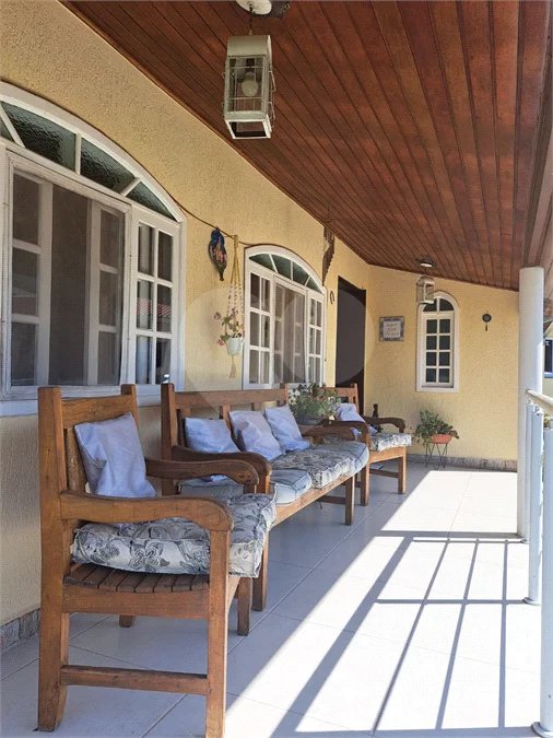 Casa Ampla com 5 Dormitórios, Piscina e Lazer Completo em Terreno de 1.260 m²