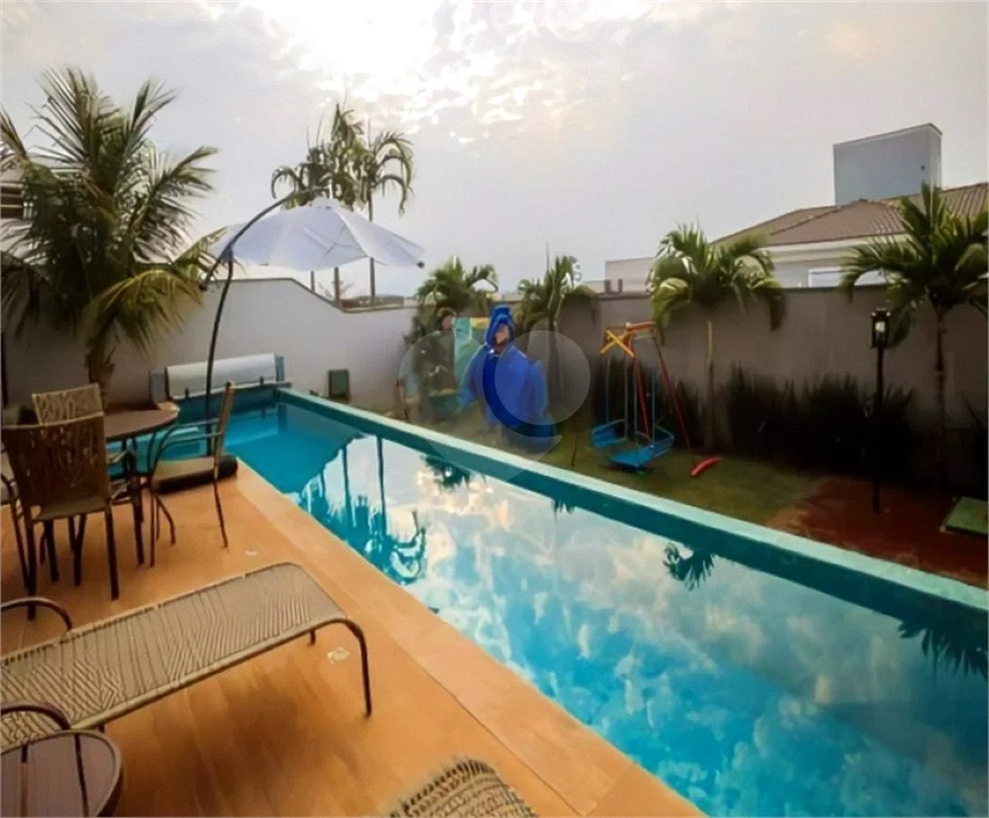 Casa de Alto Padrão em Condomínio com 4 suítes.