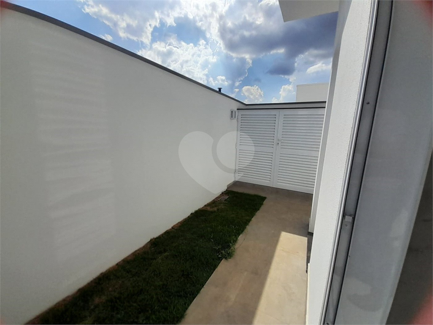 Belíssima Casa à Venda no Condomínio Damha IV