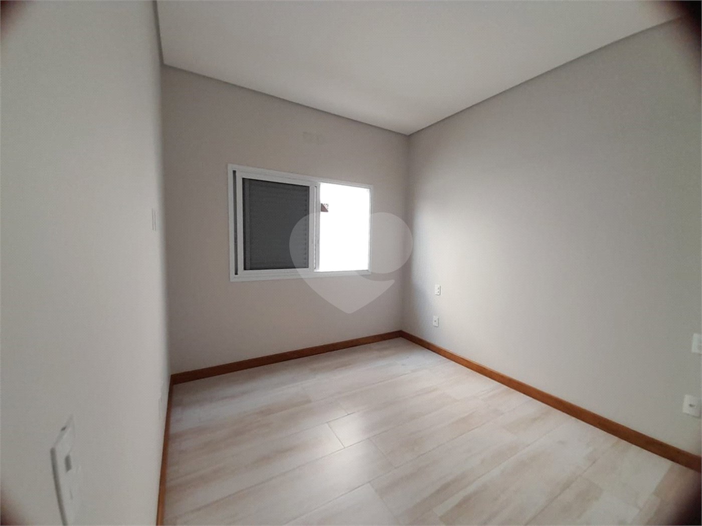 Belíssima Casa à Venda no Condomínio Damha IV