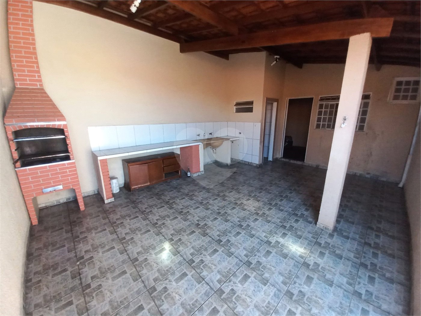 Casa térrea com 3 dormitórios, sendo 1 suíte.