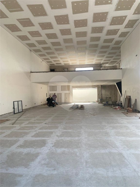 Indaiatuba - Galpão em frente ao Hospital Indaiatuba - Av Fábio Ferraz Bicudo - Locação - R$ 26.800,00 - Lote 360 metros - Área construída 375 metros - 05 vagas - 04 banheiros - 02 copas - finalizando acabamento.