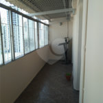 Apartamento duplex, espaçoso, ensolarado. Ideal para uma bela modernização.