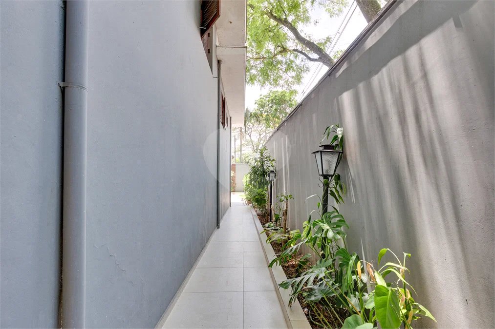 Casa à venda no Brooklin Velho, reformada e com piscina.