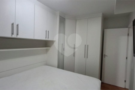 Apartamento com dois dormitórios sendo um climatizado, com duas vagas de garagem.