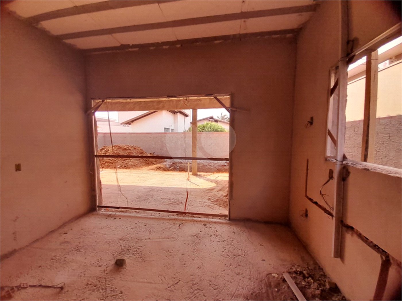 Casa em Construção com Área Gourmet e Piscina no Condomínio Damha II