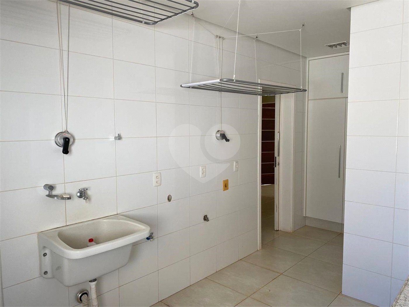 Casa à Venda de 4 dormitórios suítes em São Carlos, no Condomínio Damha I