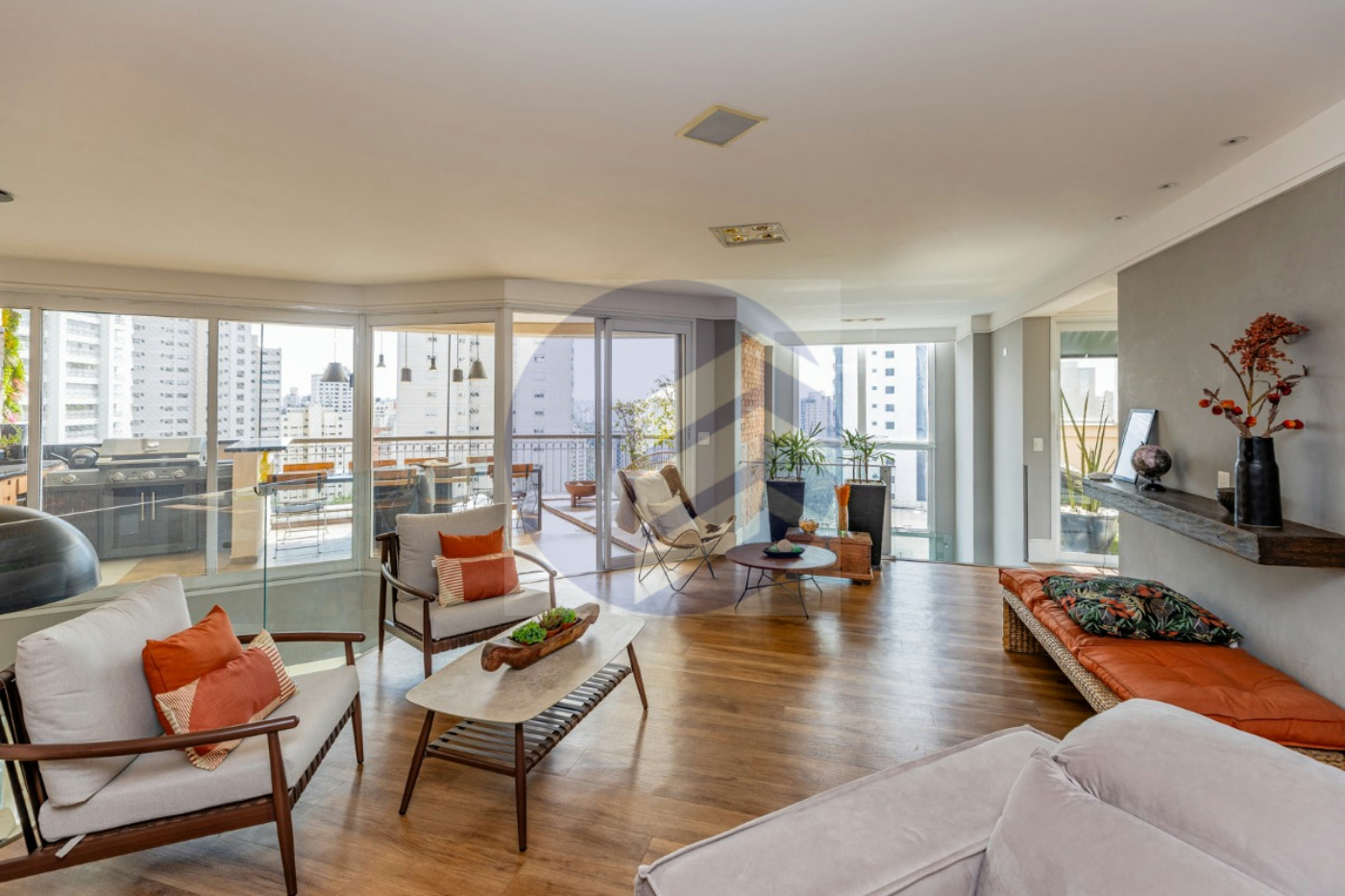 Duplex à venda com 3 quartos, sendo 3 suítes, em Vila Suzana 287m²