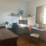 Casa térrea com 3 dormitórios, sendo 1 suíte .