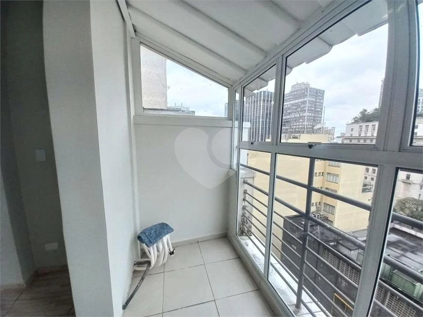 Ótima sala para escritório com 37 m², possui 2 ambientes.