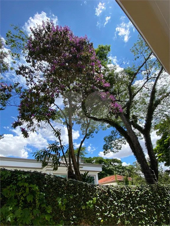 Lindo sobrado, possui 3 dormitórios, sendo 1 suíte master com sacada, banheira, e 4 vagas