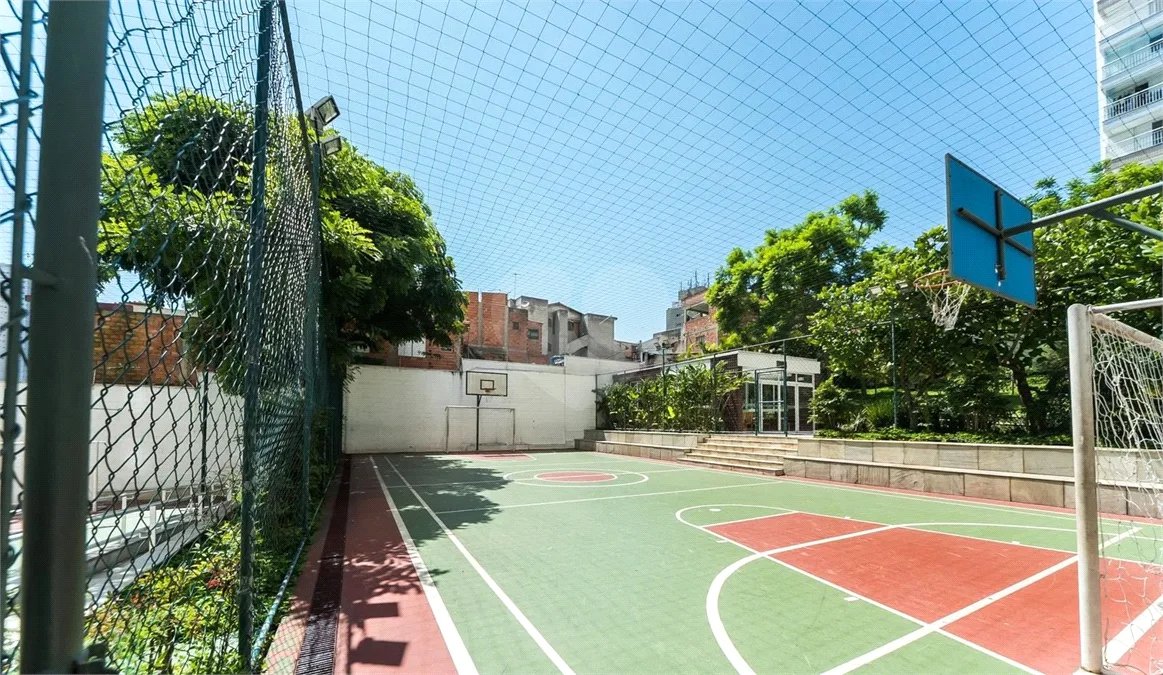 Apartamento mobiliado de 102 m² para locação no Centro de São Bernardo do Campo, com 3 dormitórios, 1 suíte, varanda gourmet com vista para o Paço Municipal, 2 vagas e lazer completo.