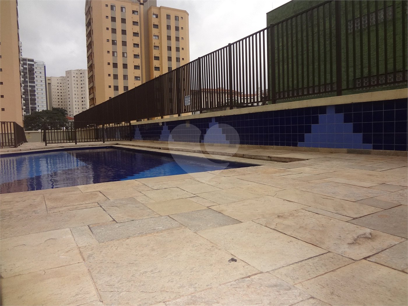 COBERTURA COM PISCINA E CHURRASQUEIRA NA CASA VERDE.
