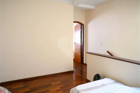 Sobrado com 2 vagas.