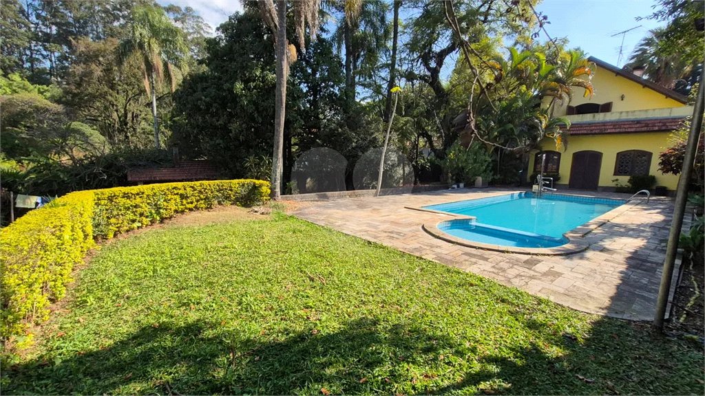 Casa com Piscina, Sauna e Edícula em Rua Arborizada no Tremembé